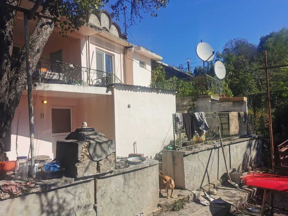 Парцел с къща Девня