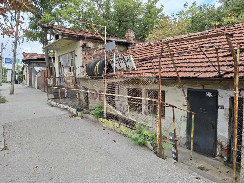 Парцел с къща София