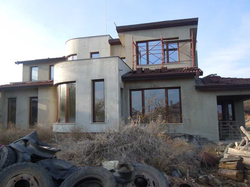 Парцел с къща в Първомай