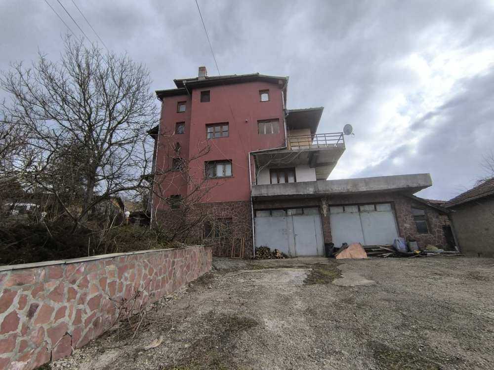 Къща с парцел в Априлци