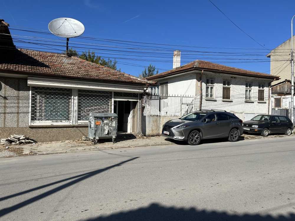 Парцел с къща в Дебелец