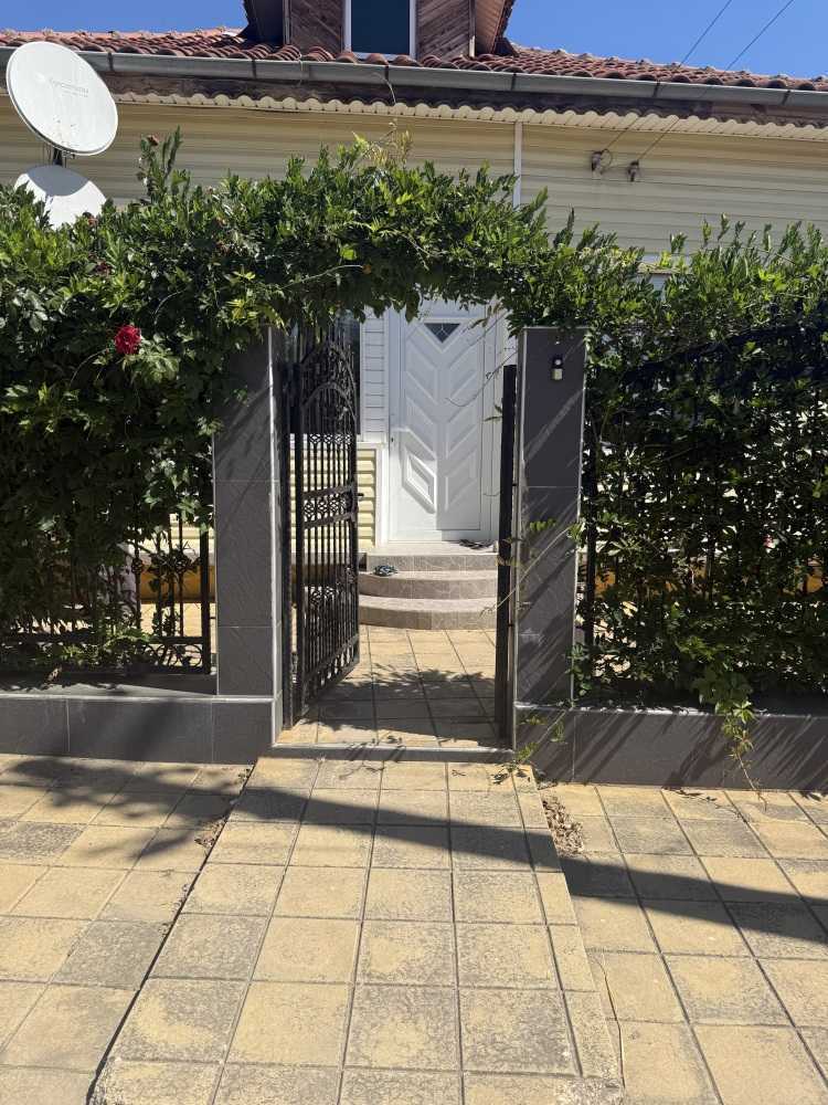 Къща с парцел в Зарица