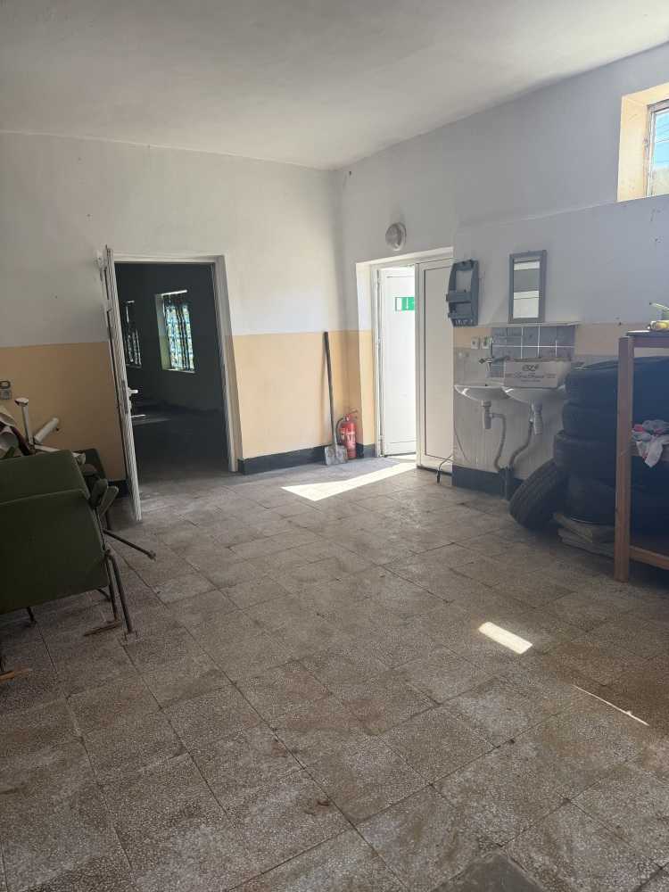 Търговски имот в Зарица