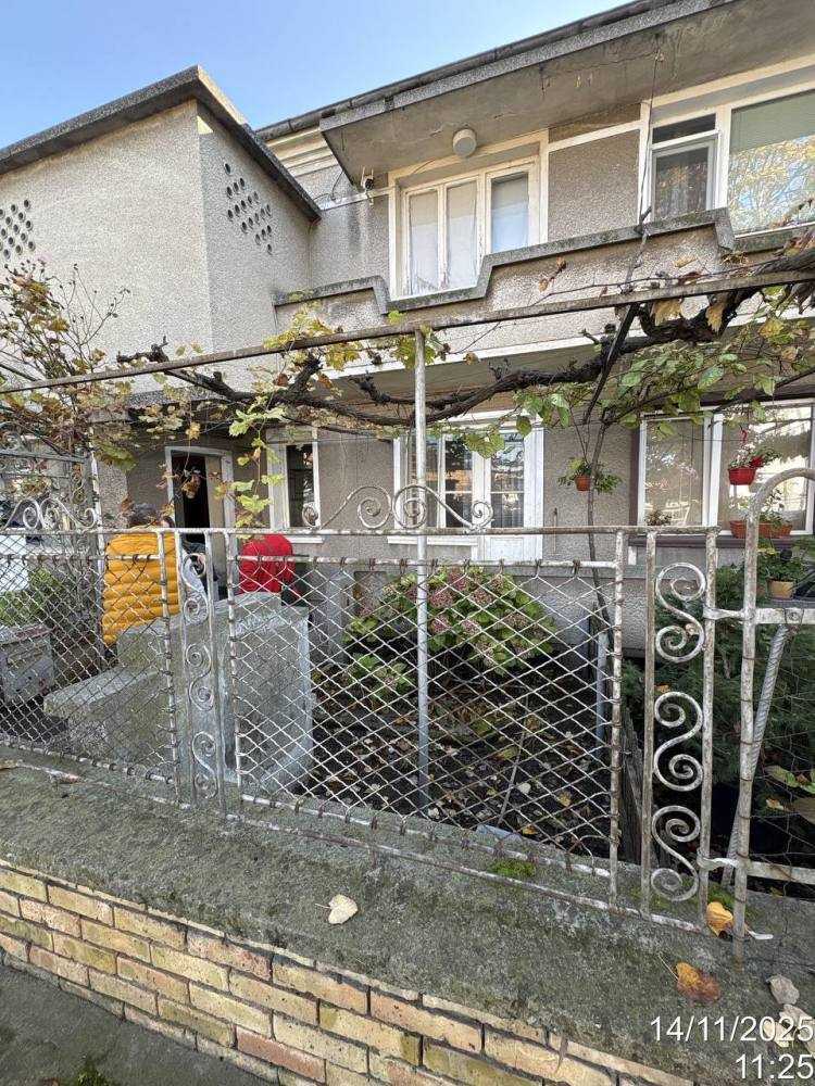 Къща с парцел в Поморие