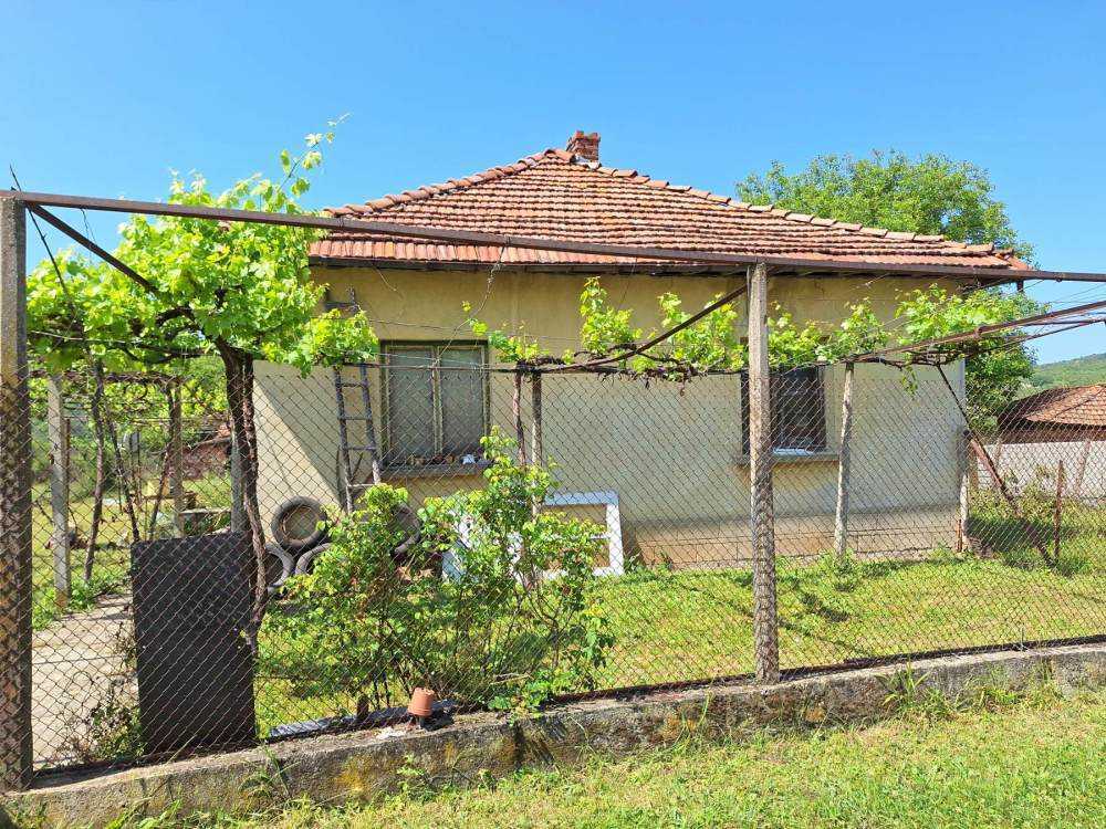 Къща с парцел в Хлевене