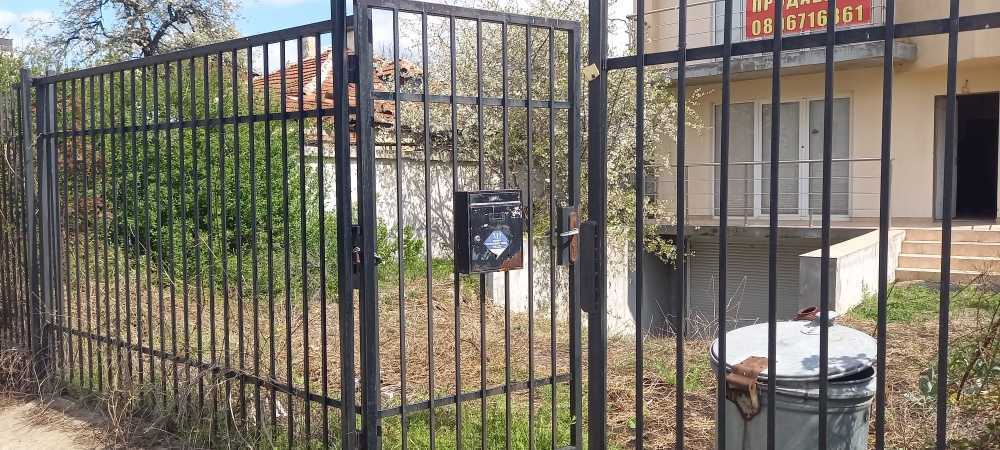 Парцел с къща в София