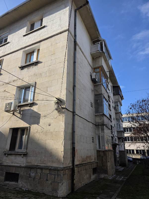 Двустаен апартамент в Русе, 724/2020 - 1/4 ид.ч. от апартамент в гр.Русе, ул. Цар Калоян № 1-А, ет.1