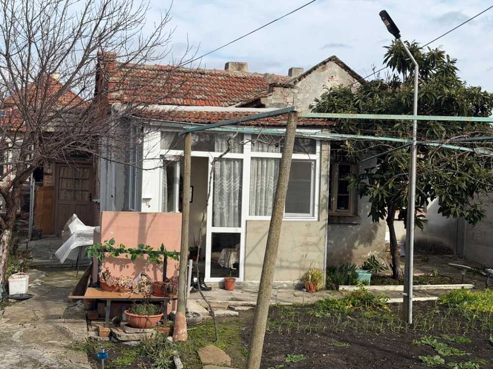 Парцел с къща в Камено, 1/16 идеална част от земя и сграда,гр.Камено, ул. Димитър Благоев, №4
