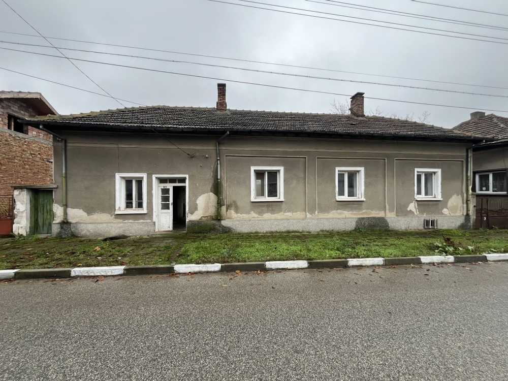 Къща с парцел в Гиген, ул. “Георги Димитров” № 50