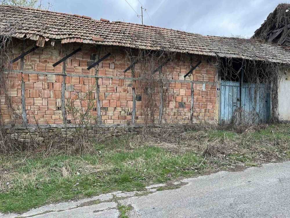 Къща с парцел в Брестово, ул. "Мояновска" № 2