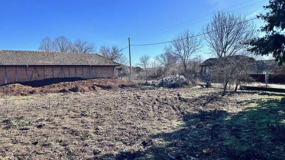 Парцел с къща в Голям извор, с.Голям извор, п.к.7249, ул.ЕДЕЛВАЙС