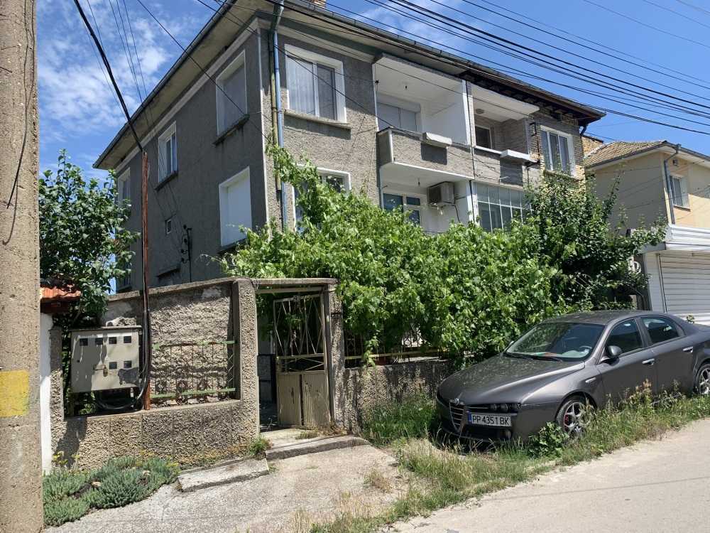 Парцел с къща в Разград, гр.Разград, ул.„Витоша" №23