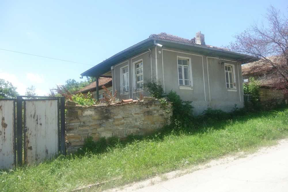 Парцел с къща в Родина, с. Родина, общ. Златарица, обл. Велико Търново, ул. "Четвърта" № 19