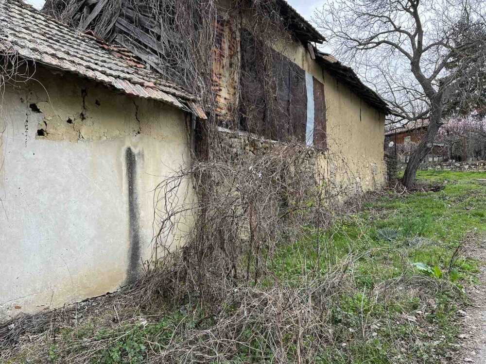 Къща с парцел в Брестово, ул. "Мояновска" № 2