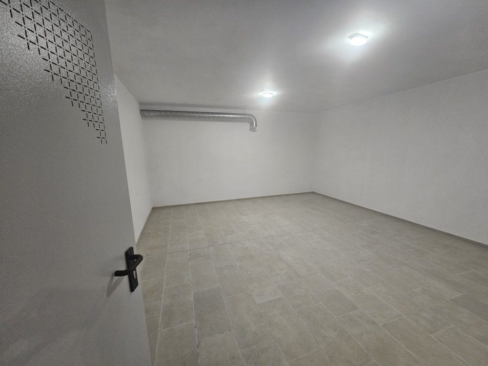 Склад в Варна, гр. Варна, п.к. 9000, ж.к. СВЕТИ НИКОЛА ГОЛФ КЛУБ, бл. 11, вх. Б, ет. -3