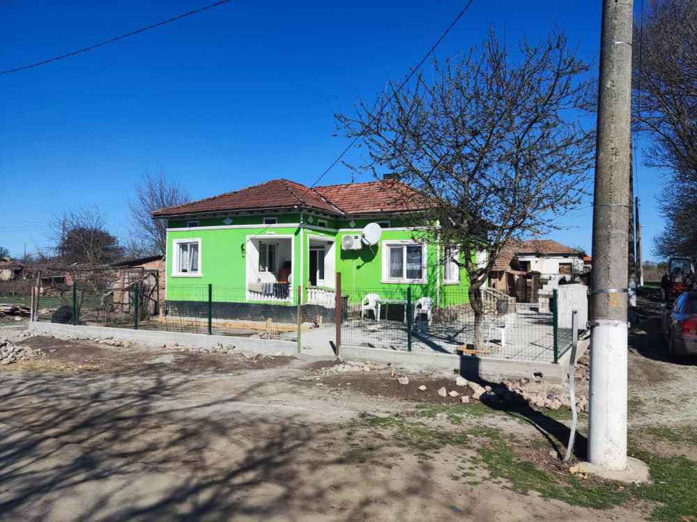Къща с парцел в Загорци, гр. Добрич, ул.”България” №1, ет.2,офис№ 205