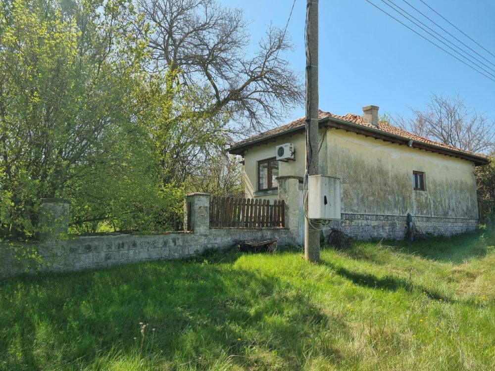 Парцел с къща в Червенци, с. Червенци, общ. Вълчи дол, обл. Варна