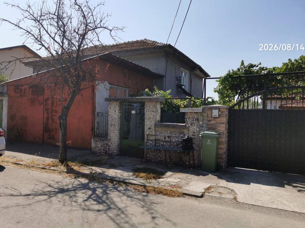 Къща с парцел в Царацово, ул. Трети март 11