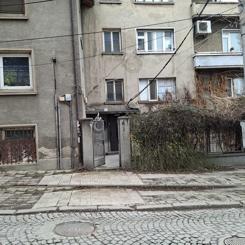 Етаж от къща в София, гр. София, район Сердика, ж.к. "Банишора", ул. "Свищов" N 4"