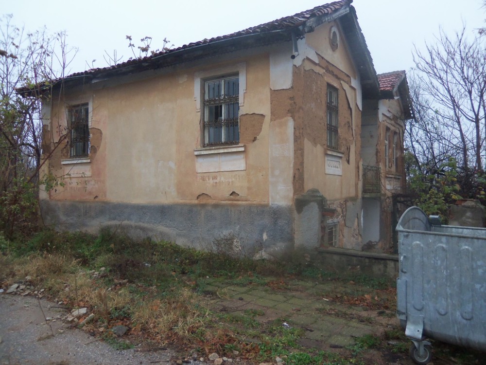 Парцел с къща в Орешец, гр. Хасково, ул."Преслав" № 28, ет.4, офис 28