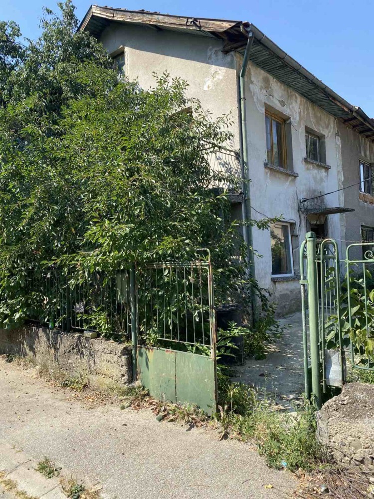 Къща с парцел в Самоков, ул. Крали Марко №42