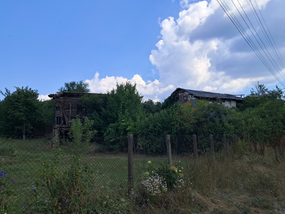 Парцел с къща в Тополница, гр. Дупница, ул.&rdquo;Солун&rdquo; №1, ет. 1, стая №5.