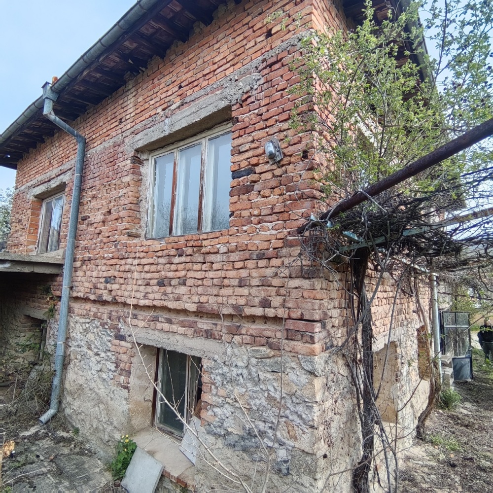 Къща с парцел в Хисаря, Гр. Хисаря, обл. Пловдив, ул. "Здравец" № 45