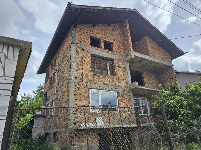 Жилищна сграда в Пирдоп, гр. Костинброд, ул. "Георги Сава Раковски" № 11, ет. 2